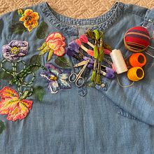 Mi proyecto del curso: Diseño de moda: pintura y bordado sobre prendas. Painting, Fashion Design, Embroider, DIY, Upc, cling, and Textile Design project by lissethchung - 07.17.2022