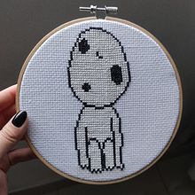 Cross-stitch Kodama. Un progetto di Ricamo di Gabriella Magalhães - 18.07.2022