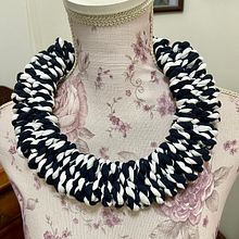 Mi proyecto del curso: Iniciación a la bisutería con cordón: fabrica tus propios collares. Un proyecto de Artesanía, Diseño de jo, as, Macramé y Diseño textil de Erika Castañeda - 20.07.2022
