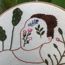 Meu projeto do curso: Retrato bordado com elementos botânicos. Embroider, and Textile Design project by Sâmia Bordulis - 07.21.2022
