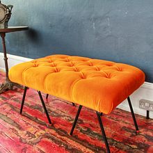 Orange velvet deep buttoned footstool.. Un proyecto de Diseño y creación de muebles					 de Dave Plongee - 27.07.2022