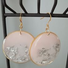 Boucles d'oreilles, anneaux fermé en acier inoxydable avec intérieur résine époxy et feuilles d'argent.. Jewelr, and Design project by Sylvie Hardy Prioton - 07.29.2022