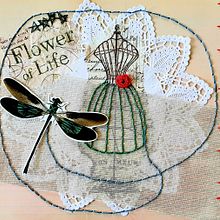My project for course: Experimental Embroidery Techniques on Paper. Un proyecto de Bellas Artes, Collage, Bordado y Diseño textil de Ewelina Sosinska - 01.08.2022