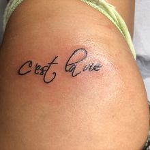 Mi proyecto del curso: Tatuaje a mano alzada de letras cursivas. Un progetto di Lettering e Design di tatuaggi di virita1984 - 04.08.2022