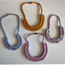 My project for course: Rope Jewelry for Beginners: Make Your Own Necklaces. Un projet de Artisanat, Design de bijoux, Macramé , et Design textile de Margarita Kuncheva - 05.08.2022