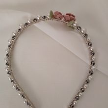 Diseño de accesorios para el cabello: Cintillo y peineta de perlas y flores.. Accessor, Design, Arts, Crafts, Jewelr, and Design project by Ana Victoria Osorio Martínez - 08.05.2022