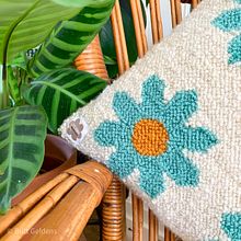 Punch needle flower cushion Ein Projekt aus dem Bereich Erweiterungsentwicklung, H, werk, Produktdesign, Textildesign und Punch needle von Britt Geldens - 07.07.2022