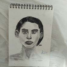 Mi proyecto del curso: Retrato artístico al carboncillo: creando atmósferas. Un progetto di Illustrazione tradizionale, Belle arti, Disegno, Disegno di ritratti, Disegno realistico e Disegno artistico di dolors_lozano1999 - 09.08.2022