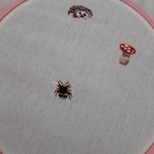Meu projeto do curso: Bordado em miniatura: crie joias têxteis. Jewelr, Design, Embroider, and Textile Design project by acarolinagouvea - 08.10.2022