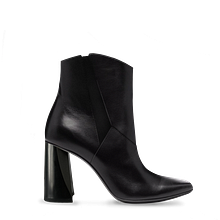 RENDERS Ein Projekt aus dem Bereich Design, Schuhdesign, Produktdesign, Traditionelle Illustration und Skizzenentwurf von BATTASSI - 10.08.2022