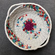 My project for course: Basket Weaving for Beginners: The Coiling Technique. Un progetto di Design di accessori, Artigianato, Fashion design, Fiber Art e Textile Design di Sabine Nimz - 11.08.2022