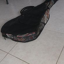 Reparación de una Funda de Guitarra. Embroider, Sewing, DIY, Upc, cling, and Textile Design project by Elena - 08.11.2022