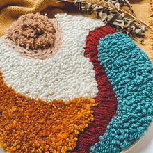 Tapeçaria de parede mandarim. Een project van Craft, Punch needle y Borduurwerk van Mirna Linhares - 16.08.2022