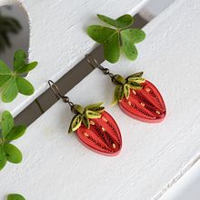 orecchini fragola. Un progetto di Artigianato, Design di gioielli, Papercraft, Creatività, DIY e Design di accessori di giorgia ghezzi - 16.08.2022