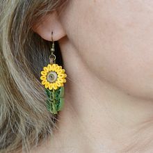 orecchini di carta a forma di girasole. Un progetto di Papercraft, Creatività e Design di gioielli di giorgia ghezzi - 16.08.2022