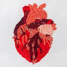 Portada Corazón. Un proyecto de Bordado, Artesanía, Bellas Artes, Diseño textil y Diseño editorial de Señorita Lylo - 18.08.2022