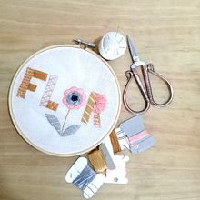 Mi proyecto del curso: Técnicas avanzadas para bordar letras con telas de colores. Embroider, Traditional illustration, Lettering, and Textile Design project by Merlin Villegas - 08.18.2022