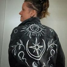 My project for course: Introduction to Hand-Painting on Clothing. Un progetto di Artigianato, Pittura, DIY, Upc, cling e Textile Design di Sabine Nimz - 23.08.2022