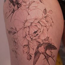 Flower with swallows on a thigh. Un proyecto de Diseño de tatuajes de Gee Hawkes - 23.08.2022