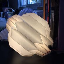 My project for course: Design Your Own Paper Lamp. Projekt z dziedziny Craft, Projektowanie i w, rób mebli, Projektowanie oświetlenia, Papercraft,  Dekoracja wnętrz i DIY użytkownika ana_carolinamuniz - 19.08.2022