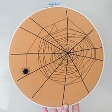 Needle Felted Spiders. Projekt z dziedziny  Haft, Filcowanie igłą i Tkanie użytkownika Courtney McLeod - 29.08.2022