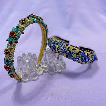Mi proyecto del curso: Bordado con pedrería: crea accesorios para el pelo MFVR. Accessor, Design, Arts, Crafts, Jewelr, Design, Fashion Design, Embroider, DIY, and Textile Design project by Fer Valencia - 08.24.2022