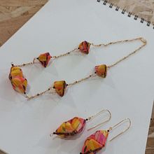 Il mio progetto del corso: Creazione di gioielli in carta con tecniche di origami. Projekt z dziedziny Projektowanie dodatków, Craft, Projektowanie biżuterii, Papercraft, Projektowanie mod i DIY użytkownika Elena Santini - 01.09.2022