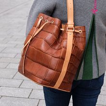 Creating leathergoods from a customers own crocodile leather. Design, Arts, Crafts, and Fashion Design project by Christina Roth - 09.07.2022