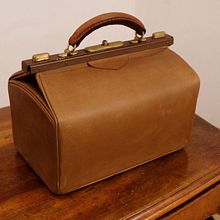 A new body for a 100-year old frame of this doctors bag. Design, Fashion Design, Product Design, Arts, and Crafts project by Christina Roth - 09.07.2022