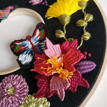 Bordando flores. Embroider, and Textile Design project by Rebeca Rodríguez González - 09.08.2022