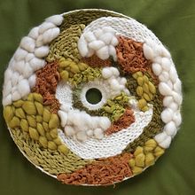Mon projet du cours : Création d’une suspension lumineuse tissée. Un projet de Artisanat, Décoration d'intérieur, Art textile , et Tissage de ptjean_san - 09.09.2022