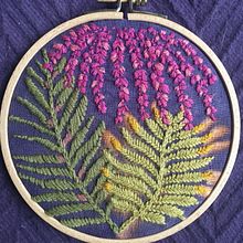 Mon projet du cours : Broderie à l’aiguille : créez une composition végétale. Un projet de Illustration traditionnelle, Broderie, Théorie des couleurs , et Design textile de ptjean_san - 09.09.2022