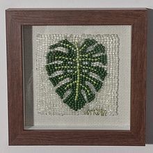Bordado em miçangas: Costela-de-adão. Embroider, and Textile Design project by Denise M G Dias - 09.12.2022