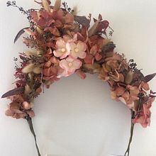 Mon projet du cours : Coiffe florale : créez votre accessoire avec des fleurs. Projekt z dziedziny Projektowanie dodatków, Projektowanie mod, DIY, Kompoz i cje kwiatowe i botaniczne użytkownika esilda carraz - 12.09.2022