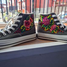 Mi proyecto del curso: Bordado freestyle sobre tul para principiantes Ein Projekt aus dem Bereich Erweiterungsentwicklung, Stickerei, Botanische Illustration und Textildesign von Pamela Aguilera Contador - 13.09.2022