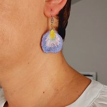 Meu projeto do curso: Bordado stumpwork: crie ornamentos em 3D  . Un progetto di Design di gioielli, Ricamo e Textile Design di carla seixas - 31.08.2022