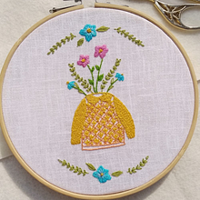 Mi proyecto del curso: Ilustraciones bordadas: de la acuarela al hilo . Un proyecto de Diseño de complementos, Diseño de vestuario, Artesanía, Bordado, Tejido, Teoría del color y Diseño textil de Gaby - 15.09.2022