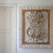 «Ajena». (92x102 cm.) Ensamblaje, collage, escultura, upcycling, reciclaje, arte sostenible, poesía visual.. Un proyecto de Diseño de interiores, Escultura, Collage, Concept Art, Decoración de interiores, Interiorismo, Tejido, Upc, cling y Fotografía en interiores de Inés N. Monfil - 15.09.2022