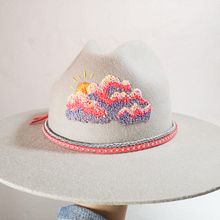 Sombrero bordado con un atardecer. Painting, Fashion Design, Embroider, DIY, Upc, cling, and Textile Design project by Diana Cristina - 09.15.2022