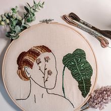 Meu projeto do curso: Retrato bordado com elementos botânicos. Embroider, and Textile Design project by Sara Faria - 09.16.2022