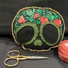 Mi proyecto del curso: Técnicas de bordado para motivos florales en fieltro. Un proyecto de Diseño de complementos, Artesanía, Pattern Design, Ilustración botánica y Diseño textil de Lileny Salazar Ulloa - 18.09.2022