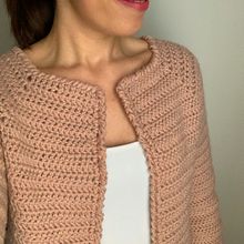 Mi proyecto del curso:  Top-down: prendas a crochet de una sola pieza. Un proyecto de Diseño de moda, Tejido, DIY, Crochet, Diseño textil, Fotografía y Costura de Pilar Felicioni - 23.09.2022