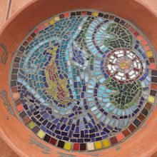 Mi proyecto del curso: Introducción al mosaico. Un progetto di Artigianato, Design e creazione di mobili, Interior Design, Ceramica e DIY di fabiola_32_1 - 26.09.2022
