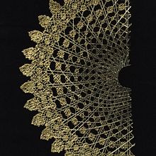 Eventail brodé en paille et fil d'or. Un progetto di Ricamo, Interior Design e Artigianato di Clémence Bourneuf - 26.09.2022