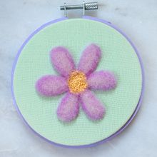 Little Fluffy Daisy. Projekt z dziedziny Design, Filcowanie igłą,  Haft, Craft,  Tkactwo, Wzornictwo tekst i liów użytkownika Courtney McLeod - 20.05.2022