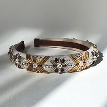 My project for course: Beaded Embroidery: Create Hair Accessories. Un progetto di Design di accessori, Artigianato, Design di gioielli, Fashion design, Ricamo, DIY e Textile Design di ser.da.milda - 29.09.2022