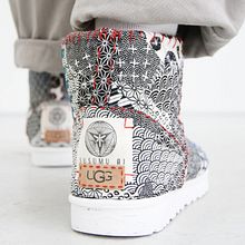 SUSUMU AI X UGG BOOTS. Un proyecto de Diseño, Diseño de vestuario, Artesanía, Ilustración de moda					, Diseño de moda, Fotografía de moda, Costura, Patronaje, confección			, Diseño de producto y Fotografía de producto de Alisa Menkhaus - 01.10.2022