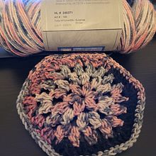 Current WIP: Hexagon Blanket. Un proyecto de Artesanía de Ashley Boyce - 03.10.2022