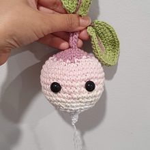Mini radish <3. Un proyecto de Artesanía, Diseño de juguetes, Tejido, DIY, Crochet y Amigurumi de Monica - 06.10.2022