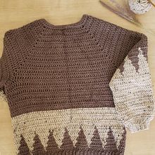 Meu projeto do curso:  Top-down: roupas de crochê sem costura. Un proyecto de Diseño de moda, Tejido, DIY, Crochet y Diseño textil de Luiza Mecabô - 10.10.2022